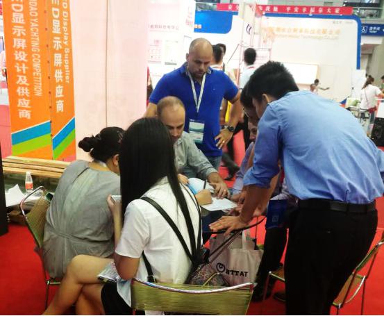 2016年深圳光博会现场kaiyun开云工作人员接待来访朋友客户