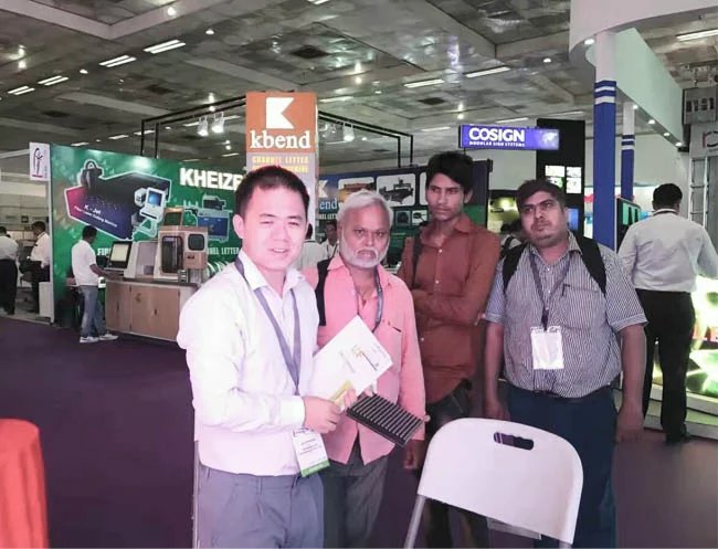 kaiyun开云工作人员与现场朋友合影