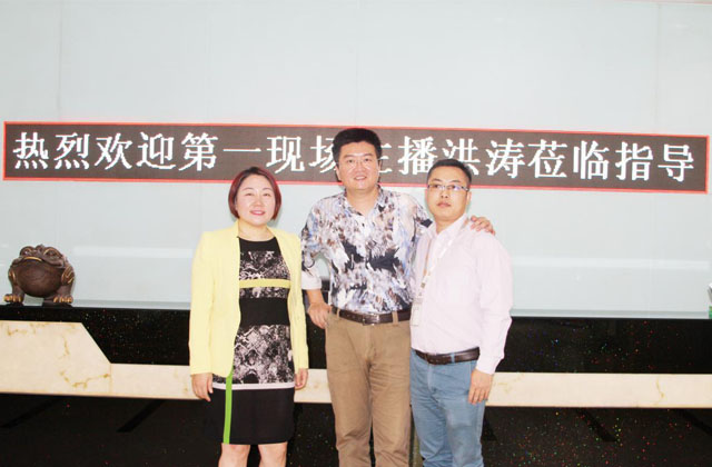 深圳电视台著名主持人宏涛先生和kaiyun开云创始人龙平芳女士及策划部总监钟志军合影