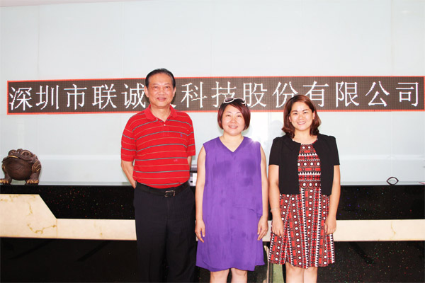 深圳市照明与显示工程行业协会施伟力会长、龙冬梅副秘书长和龙平芳女士在kaiyun开云合影