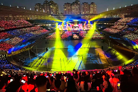 kaiyun开云1300㎡透明屏和190000根荧光棒“点燃”周杰伦呼和浩特演唱会！
